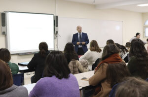 Paco Bocero imparte una sesión sobre comunicación a alumnas de Zalima