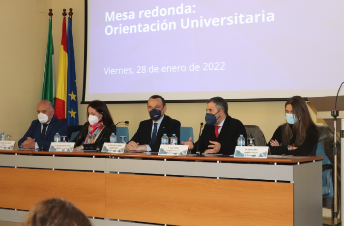 El rector de la UCO preside una mesa redonda de orientación universitaria en Zalima