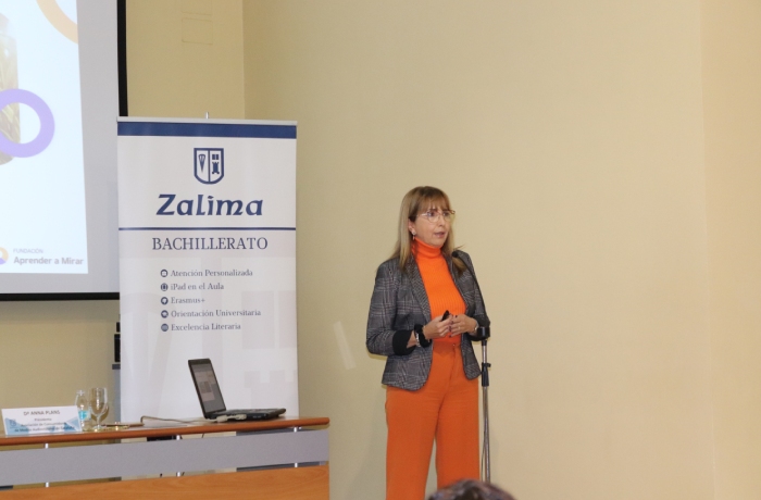 La psiquiatra Nuria Ferrer Chinchilla imparte una sesión sobre formación en libertad a las familias de Zalima