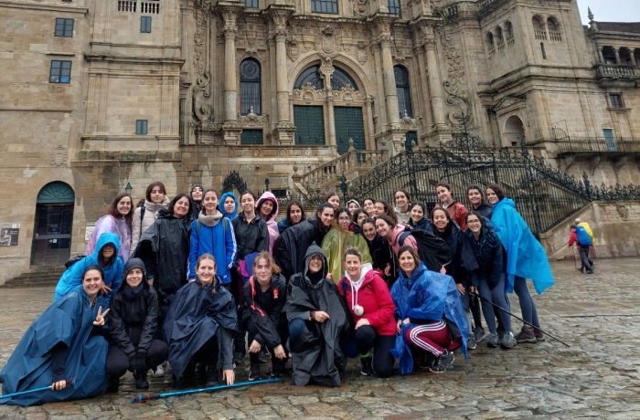 Un grupo de alumnas y profesoras de Zalima peregrinan a Santiago de Compostela